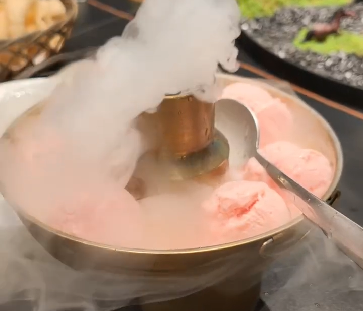 霜淇淋火鍋或圍爐煮茶